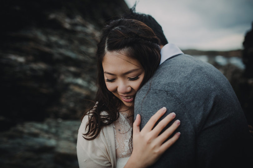 Une séance engagement sur l'Ile du Gaou - A découvrir sur le blog mariage www.lamarieeauxpiedsnus.com - Photos : Neupap Photography