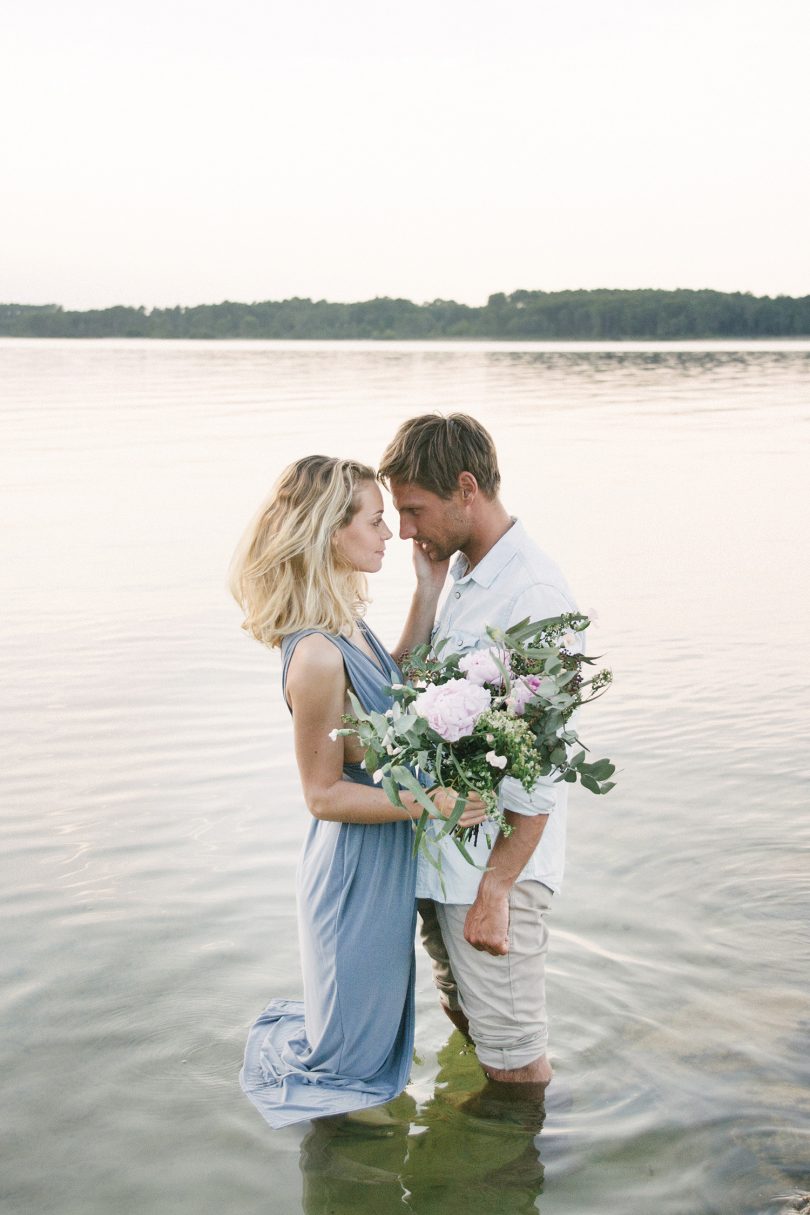 Une séance engagement sur le Lac de Sanguinet - Photos : Jade Sequeval - A publier sur le blog mariage www.lamarieeauxpiedsnus.com