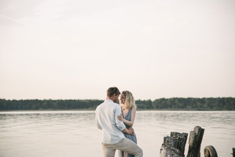 Une séance engagement sur le Lac de Sanguinet - Photos : Jade Sequeval - A publier sur le blog mariage www.lamarieeauxpiedsnus.com