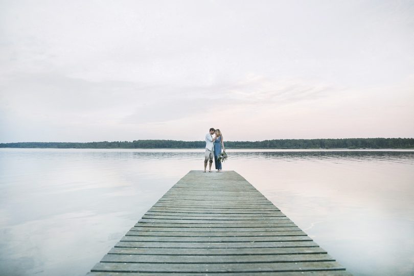 Une séance engagement sur le Lac de Sanguinet - Photos : Jade Sequeval - A publier sur le blog mariage www.lamarieeauxpiedsnus.com