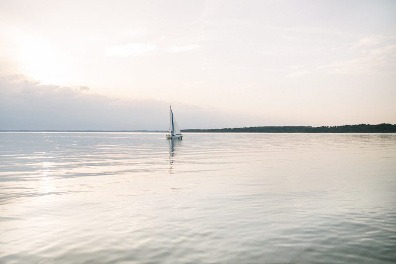 Une séance engagement sur le Lac de Sanguinet - Photos : Jade Sequeval - A publier sur le blog mariage www.lamarieeauxpiedsnus.com