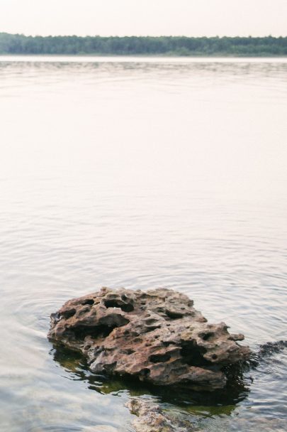 Une séance engagement sur le Lac de Sanguinet - Photos : Jade Sequeval - A publier sur le blog mariage www.lamarieeauxpiedsnus.com