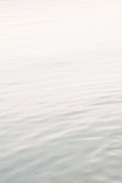 Une séance engagement sur le Lac de Sanguinet - Photos : Jade Sequeval - A publier sur le blog mariage www.lamarieeauxpiedsnus.com