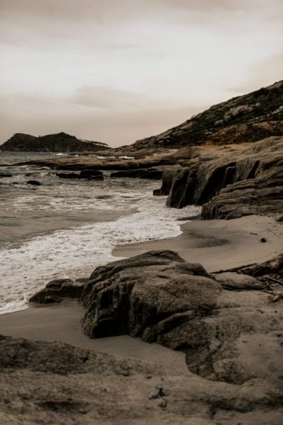 Une séance engagement sur la plage - Photos : Lorenzo Accardi - Blog mariage : La mariée aux pieds nus