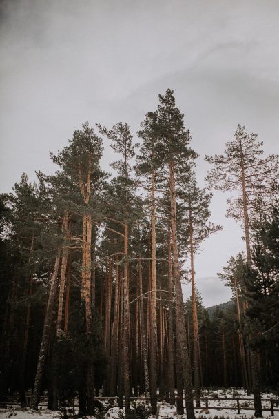 Une séance photo de couple dans les montagnes en hiver - Photos : Loric Gonzalez - Blog mariage : La mariée aux pieds nus