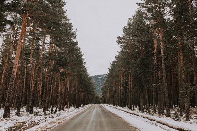 Une séance photo de couple dans les montagnes en hiver - Photos : Loric Gonzalez - Blog mariage : La mariée aux pieds nus