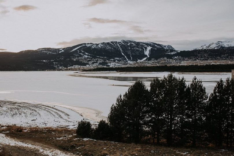 Une séance photo de couple dans les montagnes en hiver - Photos : Loric Gonzalez - Blog mariage : La mariée aux pieds nus