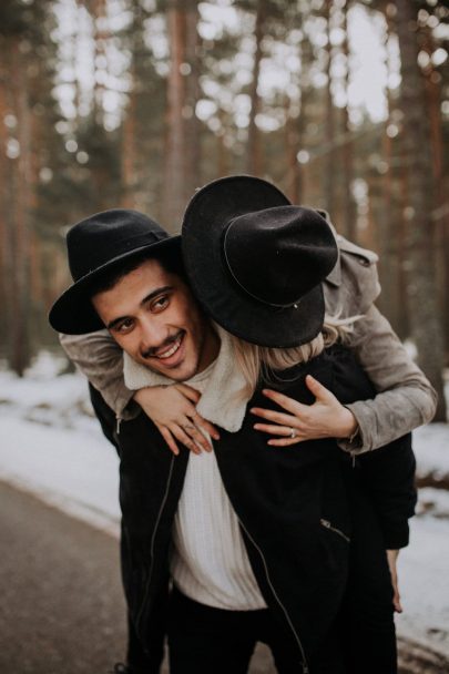 Une séance photo de couple dans les montagnes en hiver - Photos : Loric Gonzalez - Blog mariage : La mariée aux pieds nus