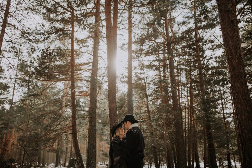 Une séance photo de couple dans les montagnes en hiver - Photos : Loric Gonzalez - Blog mariage : La mariée aux pieds nus