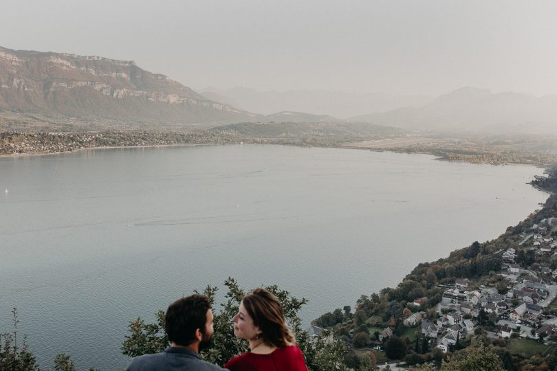 Un eséance engagement au bord d'un lac - Photos : Matterhorn Photography - Blog mariage : La mariée aux pieds nus