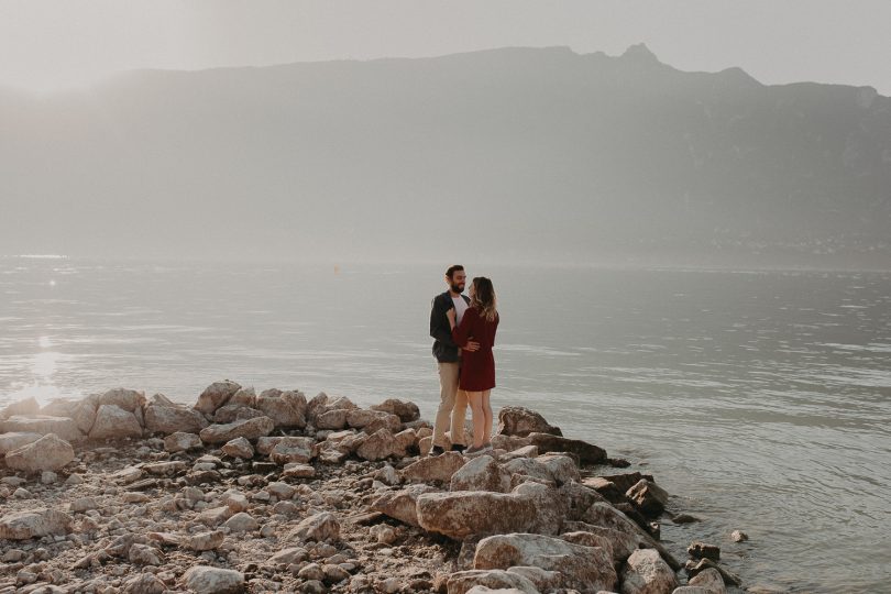 Une séance engagement au bord d'un lac - Photos : Matterhorn Photography - Blog mariage : La mariée aux pieds nus