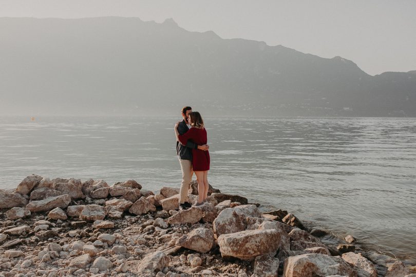 Une séance engagement au bord d'un lac - Photos : Matterhorn Photography - Blog mariage : La mariée aux pieds nus
