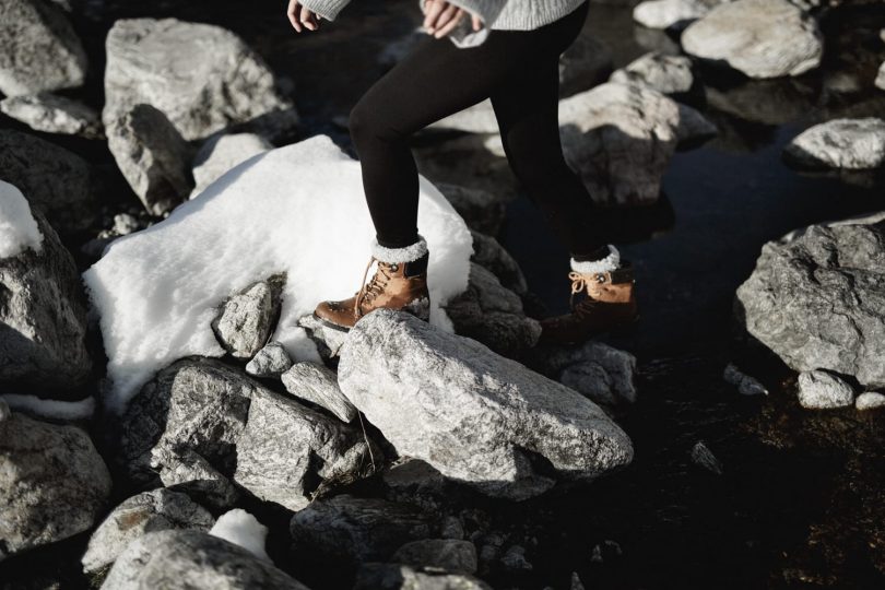 Une séance engagement à la montagne dans la vallée de la Gordolasque, au pieds du parc du Mercantour - Photos : alison Photographer - Blog mariage : La mariée aux pieds nus