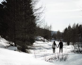 Une séance engagement à la montagne dans la vallée de la Gordolasque, au pieds du parc du Mercantour - Photos : alison Photographer - Blog mariage : La mariée aux pieds nus