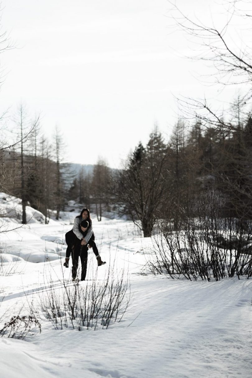 Une séance engagement à la montagne dans la vallée de la Gordolasque, au pieds du parc du Mercantour - Photos : alison Photographer - Blog mariage : La mariée aux pieds nus