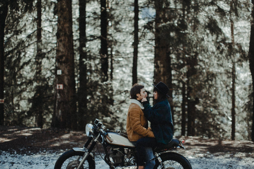 Une séance engagement en moto dans les montagnes - A découvrir sur le blog mariage www.lamarieeauxpiedsnus.com - Photos : Reego Photographie