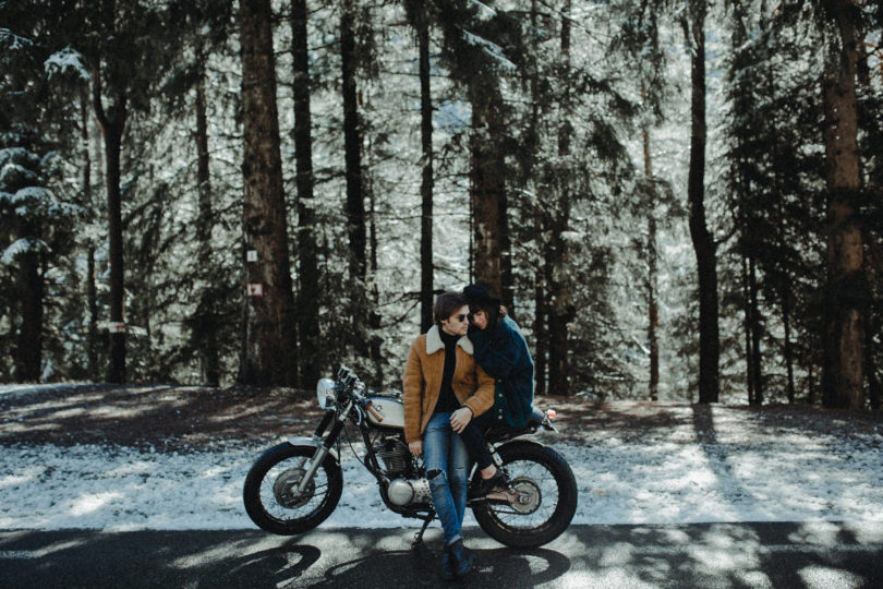 Une séance engagement en moto dans les montagnes - A découvrir sur le blog mariage www.lamarieeauxpiedsnus.com - Photos : Reego Photographie