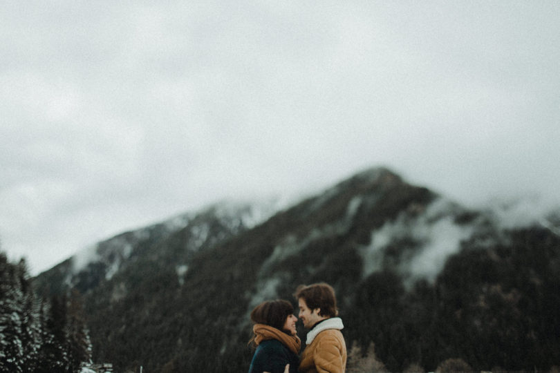 Une séance engagement en moto dans les montagnes - A découvrir sur le blog mariage www.lamarieeauxpiedsnus.com - Photos : Reego Photographie