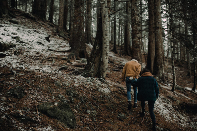 Une séance engagement en moto dans les montagnes - A découvrir sur le blog mariage www.lamarieeauxpiedsnus.com - Photos : Reego Photographie