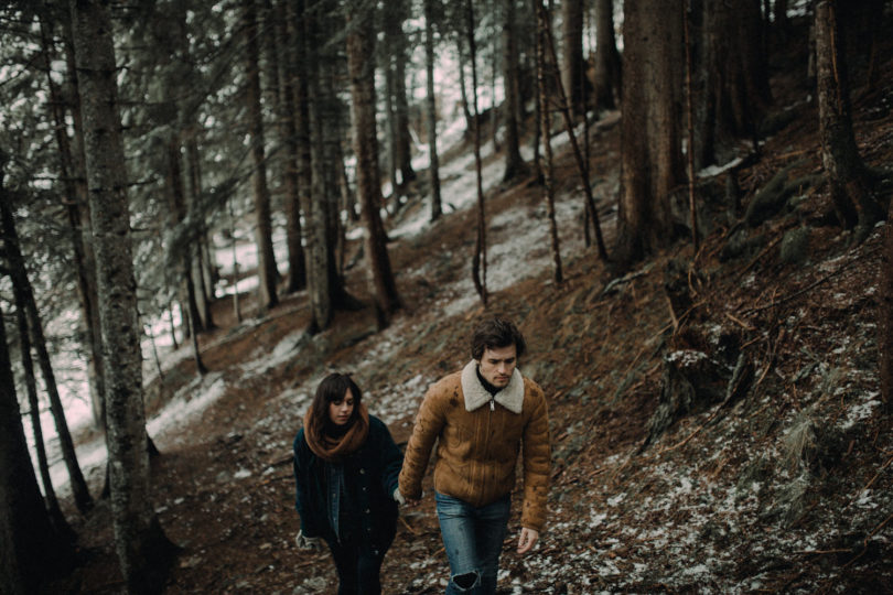 Une séance engagement en moto dans les montagnes - A découvrir sur le blog mariage www.lamarieeauxpiedsnus.com - Photos : Reego Photographie