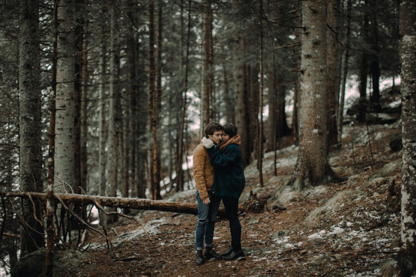 Une séance engagement en moto dans les montagnes - A découvrir sur le blog mariage www.lamarieeauxpiedsnus.com - Photos : Reego Photographie