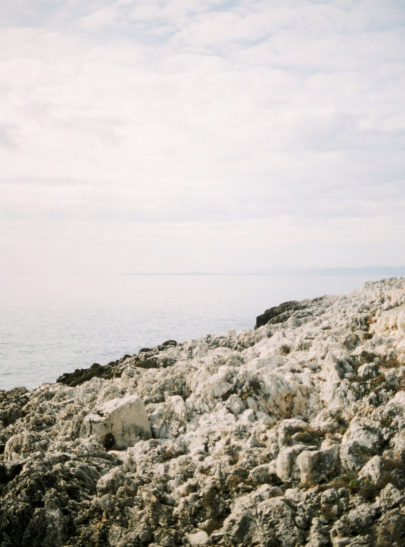 Une séance engagement sur la Côte d'Azur - A découvrir sur le blog www.lamarieeauxpiedsnus.com - Photos : Jérémy Ferrero