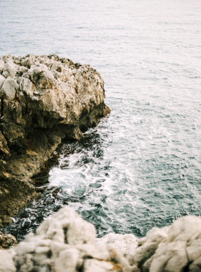 Une séance engagement sur la Côte d'Azur - A découvrir sur le blog www.lamarieeauxpiedsnus.com - Photos : Jérémy Ferrero