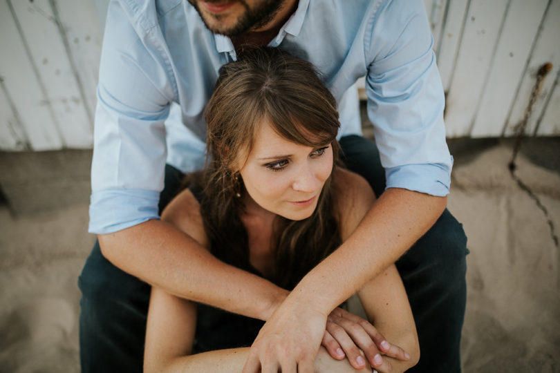 Une séance engagement sur une plage du Nord de la France - A découvrir sur le blog mariage www.lamarieeauxpiedsnus.com - Photos : Karimage