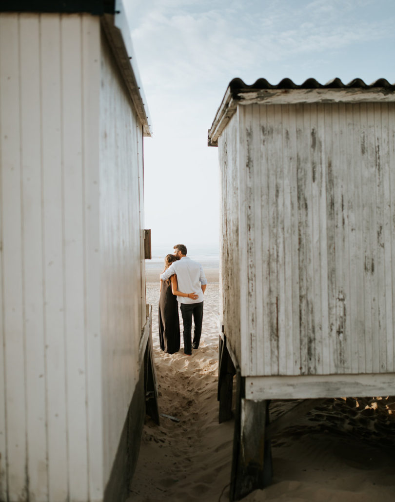 Une séance engagement sur une plage du Nord de la France - A découvrir sur le blog mariage www.lamarieeauxpiedsnus.com - Photos : Karimage