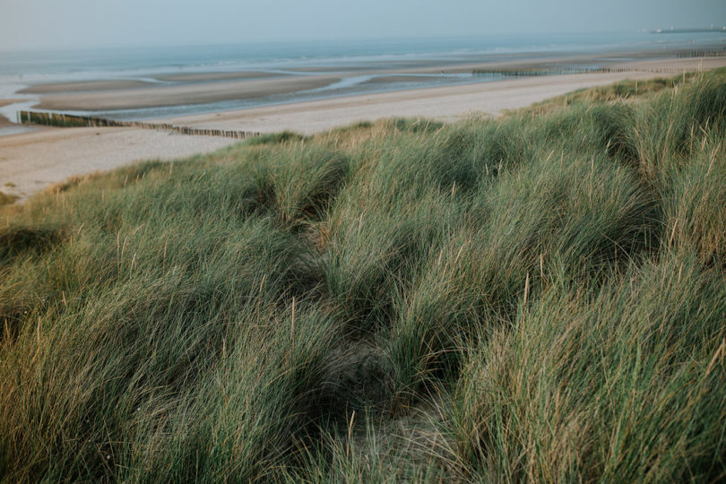 Une séance engagement sur une plage du Nord de la France - A découvrir sur le blog mariage www.lamarieeauxpiedsnus.com - Photos : Karimage