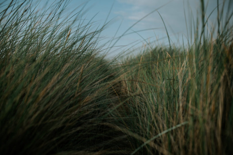 Une séance engagement sur une plage du Nord de la France - A découvrir sur le blog mariage www.lamarieeauxpiedsnus.com - Photos : Karimage