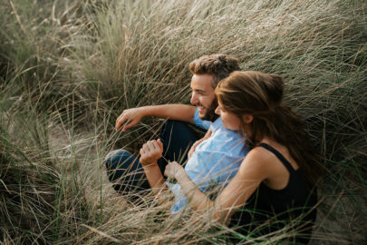 Une séance engagement sur une plage du Nord de la France - A découvrir sur le blog mariage www.lamarieeauxpiedsnus.com - Photos : Karimage