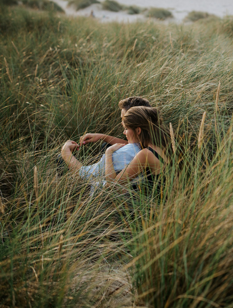 Une séance engagement sur une plage du Nord de la France - A découvrir sur le blog mariage www.lamarieeauxpiedsnus.com - Photos : Karimage