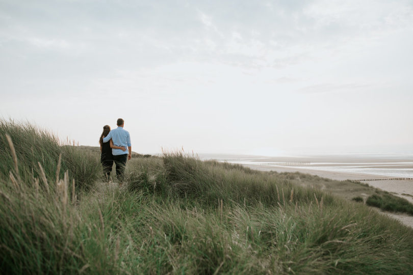 Une séance engagement sur une plage du Nord de la France - A découvrir sur le blog mariage www.lamarieeauxpiedsnus.com - Photos : Karimage