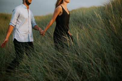 Une séance engagement sur une plage du Nord de la France - A découvrir sur le blog mariage www.lamarieeauxpiedsnus.com - Photos : Karimage