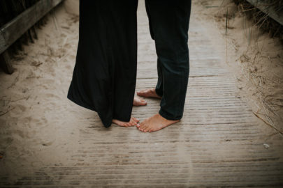 Une séance engagement sur une plage du Nord de la France - A découvrir sur le blog mariage www.lamarieeauxpiedsnus.com - Photos : Karimage