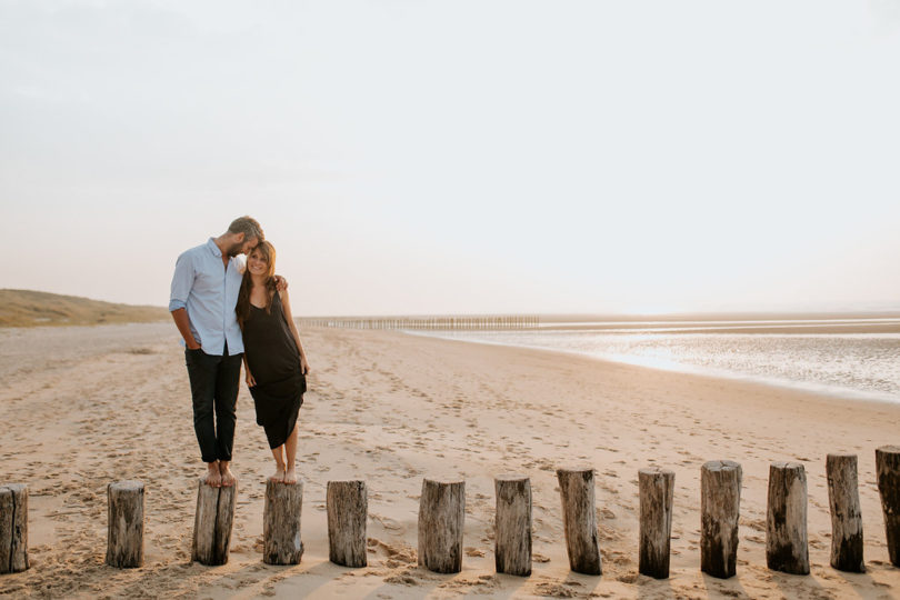 Une séance engagement sur une plage du Nord de la France - A découvrir sur le blog mariage www.lamarieeauxpiedsnus.com - Photos : Karimage