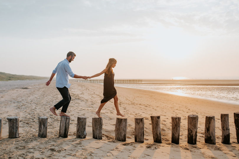 Une séance engagement sur une plage du Nord de la France - A découvrir sur le blog mariage www.lamarieeauxpiedsnus.com - Photos : Karimage