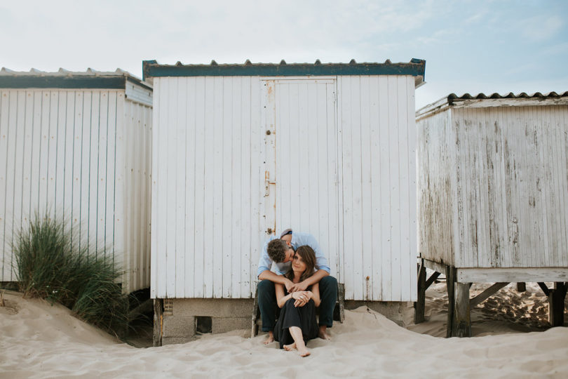 Une séance engagement sur une plage du Nord de la France - A découvrir sur le blog mariage www.lamarieeauxpiedsnus.com - Photos : Karimage