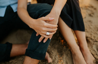 Une séance engagement sur une plage du Nord de la France - A découvrir sur le blog mariage www.lamarieeauxpiedsnus.com - Photos : Karimage