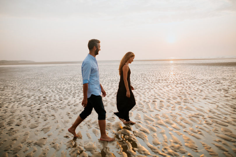 Une séance engagement sur une plage du Nord de la France - A découvrir sur le blog mariage www.lamarieeauxpiedsnus.com - Photos : Karimage