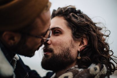 Une séance engagement sur la plage en hiver - Photos : Nicolas Bellon - Blog mariage : La mariée aux pieds nus