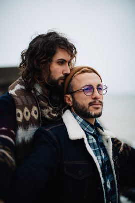 Une séance engagement sur la plage en hiver - Photos : Nicolas Bellon - Blog mariage : La mariée aux pieds nus