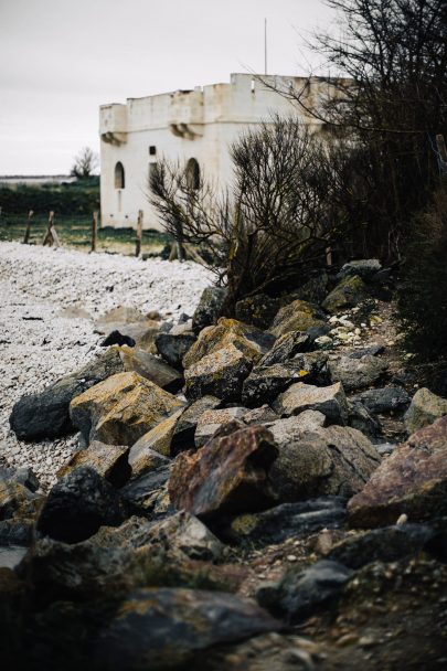 Une séance engagement sur la plage en hiver - Photos : Nicolas Bellon - Blog mariage : La mariée aux pieds nus