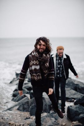 Une séance engagement sur la plage en hiver - Photos : Nicolas Bellon - Blog mariage : La mariée aux pieds nus