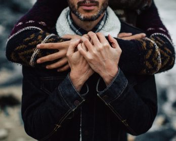 Une séance engagement sur la plage en hiver - Photos : Nicolas Bellon - Blog mariage : La mariée aux pieds nus
