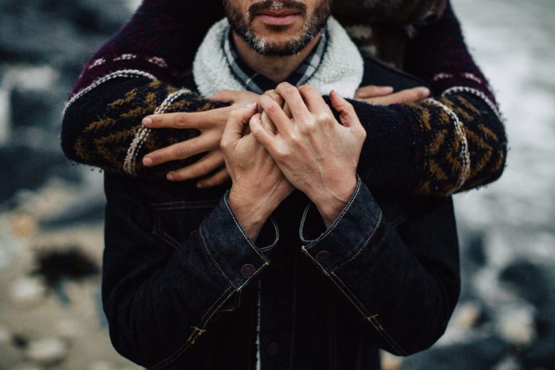 Une séance engagement sur la plage en hiver - Photos : Nicolas Bellon - Blog mariage : La mariée aux pieds nus