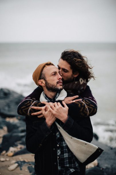 Une séance engagement sur la plage en hiver - Photos : Nicolas Bellon - Blog mariage : La mariée aux pieds nus