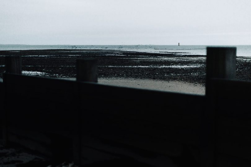 Une séance engagement sur la plage en hiver - Photos : Nicolas Bellon - Blog mariage : La mariée aux pieds nus