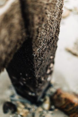 Une séance engagement sur la plage en hiver - Photos : Nicolas Bellon - Blog mariage : La mariée aux pieds nus